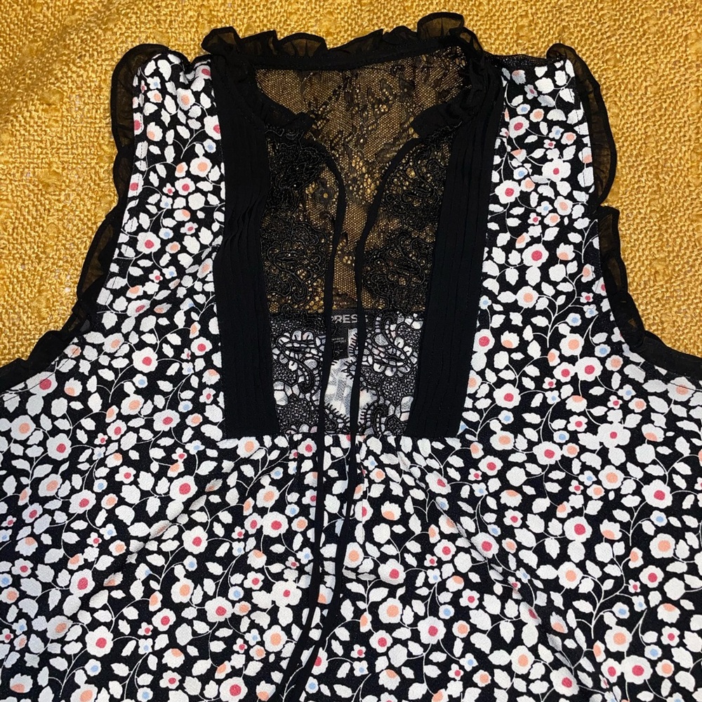 Floral Express Blouse - Picture 2 of 4